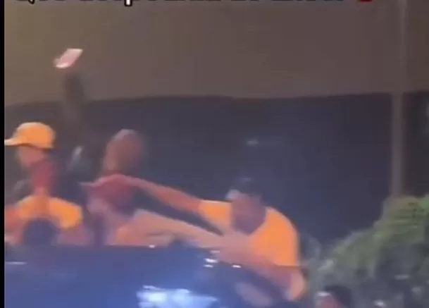 Video viral de Tik Tok captó el momento en el que Anuel AA fue víctima del robo de su gorra camino al Jorge Chávez/ Foto: Captura TikTok