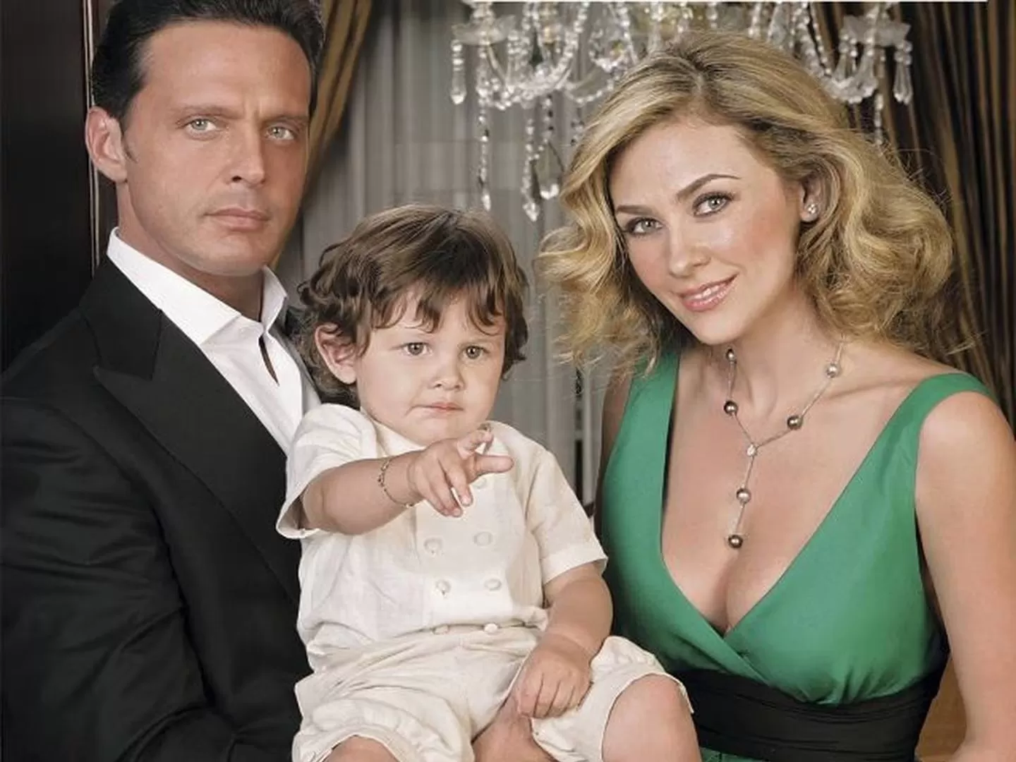 Luis Miguel y Aracely Arámbula junto a su primer hijo. Fuente: Revista Hola!