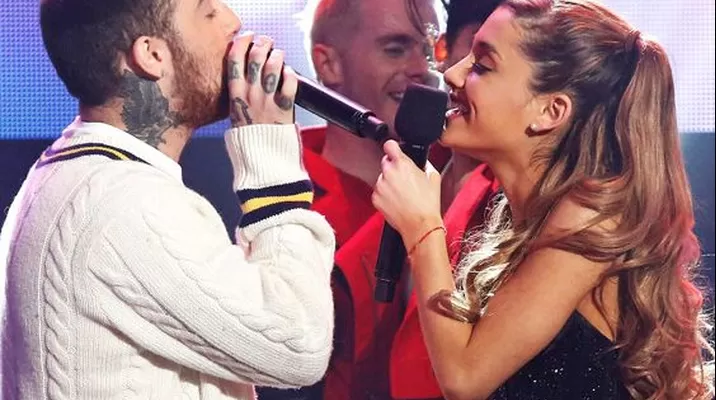 Ariana Grande protagonizó tierno beso con rapero Mac Miller en pleno escenario. Foto: Getty Images Ariana Grande protagonizó tierno beso con rapero Mac Miller en pleno escenario. Foto: Getty Images