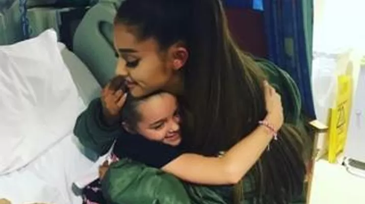 Ariana Grande visitó a sus fans hospitalizados tras atentado en Mánchester. Foto: BBC Ariana Grande visitó a sus fans hospitalizados tras atentado en Mánchester. Foto: BBC