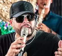 La esposa del reconocido merenguero dominicano Julián Oro Duro fue asesinada dentro de la vivienda que compartían en Santo Domingo Este. El cantante también fue atacado y permanece hospitalizado. La Policía investiga el crimen mientras abogados de la familia sostienen que los responsables podrían haber esperado su regreso Foto: IG @julianorodurord