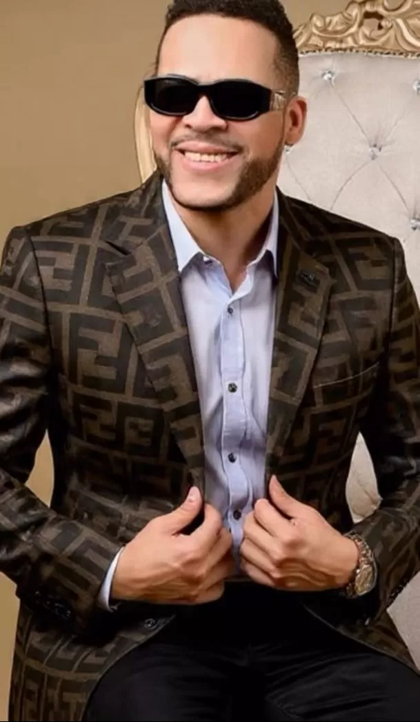 La esposa del reconocido merenguero dominicano Julián Oro Duro fue asesinada dentro de la vivienda que compartían en Santo Domingo Este. El cantante también fue atacado y permanece hospitalizado. La Policía investiga el crimen mientras abogados de la familia sostienen que los responsables podrían haber esperado su regreso Foto: IG @julianorodurord La esposa del reconocido merenguero dominicano Julián Oro Duro fue asesinada dentro de la vivienda que compartían en Santo Domingo Este. El cantante también fue atacado y permanece hospitalizado. La Policía investiga el crimen mientras abogados de la familia sostienen que los responsables podrían haber esperado su regreso Foto: IG @julianorodurord