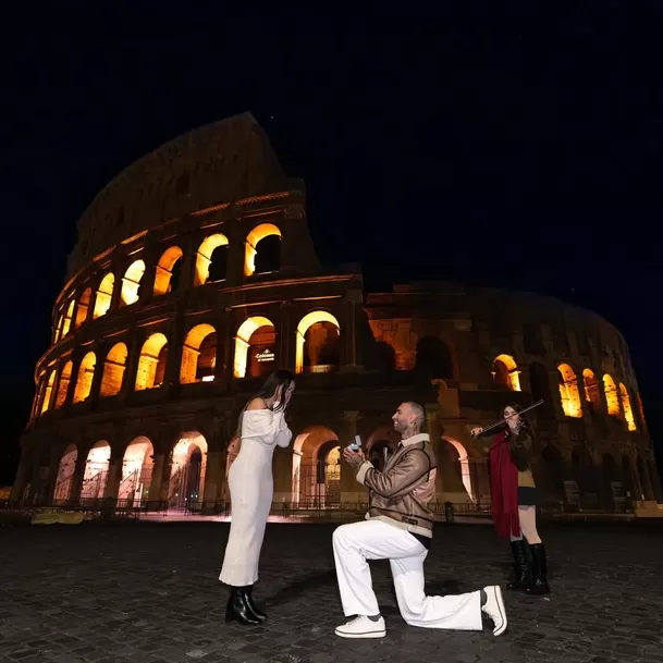 Angie Arizaga y Jota Benz se comprometieron frente al Coliseo Romano / Instagram Angie Arizaga y Jota Benz se comprometieron frente al Coliseo Romano / Instagram