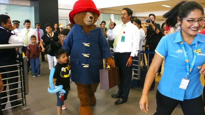Así fue la llegada y recibimiento del oso Paddington al Perú Así fue la llegada y recibimiento del oso Paddington al Perú