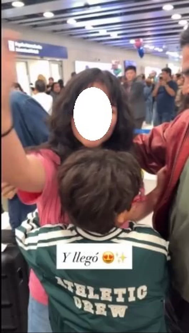 Después de varios meses lejos del Perú, Flavia Elera, hija mayor de Erick Elera, regresó al país y fue recibida con una emotiva sorpresa en el aeropuerto. Video: IG @allisonpastorromero Después de varios meses lejos del Perú, Flavia Elera, hija mayor de Erick Elera, regresó al país y fue recibida con una emotiva sorpresa en el aeropuerto. Video: IG @allisonpastorromero