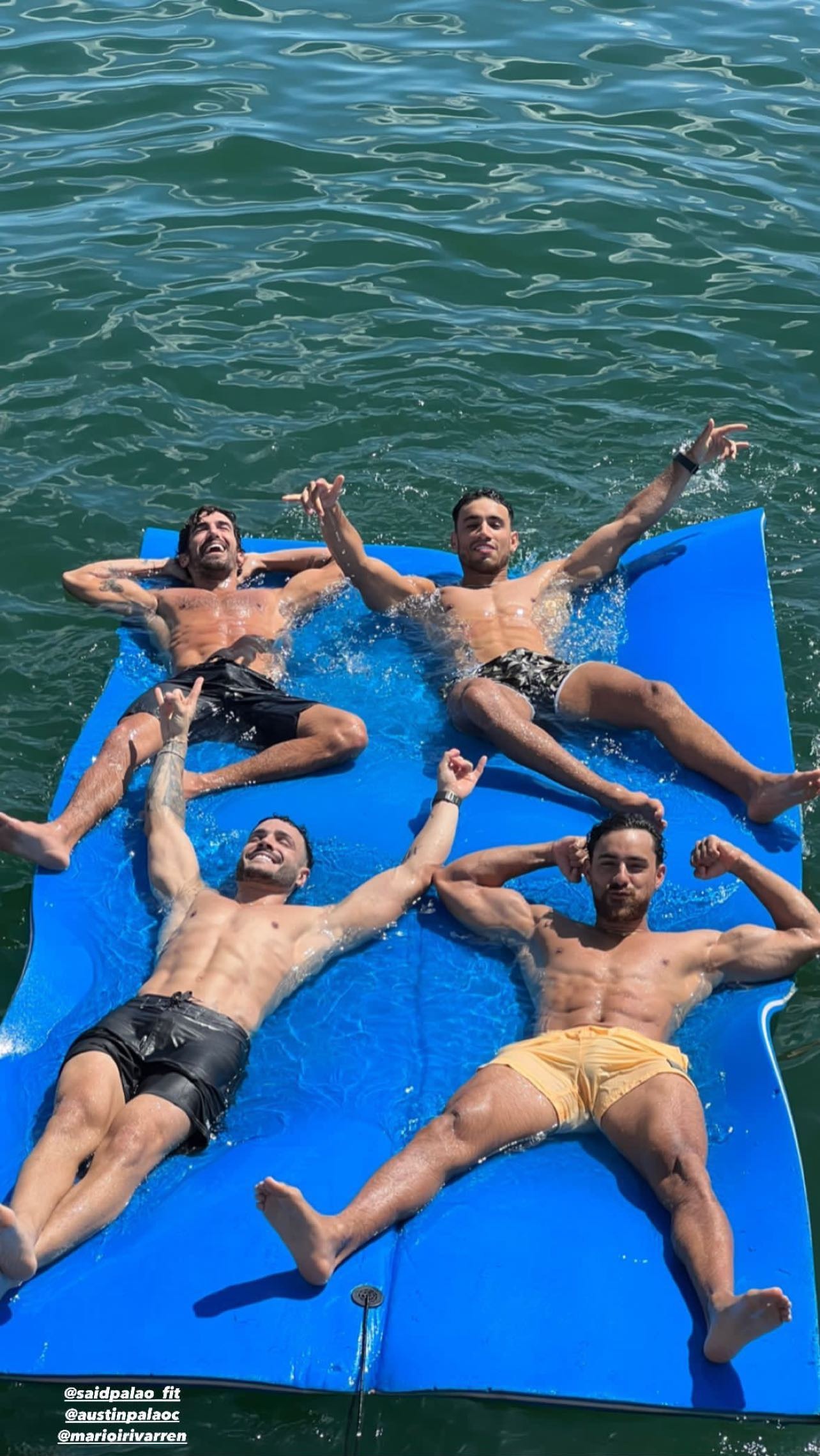 Mientras las chicas disfrutaban del sol Austin, Said, Mario y Diego lo hacían pero en el mar/Foto: Instagram