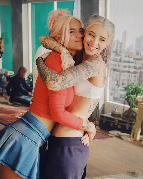 Karol G estrenó el tema Contigo junto a la cantante Youg Miko/Foto: Instagram