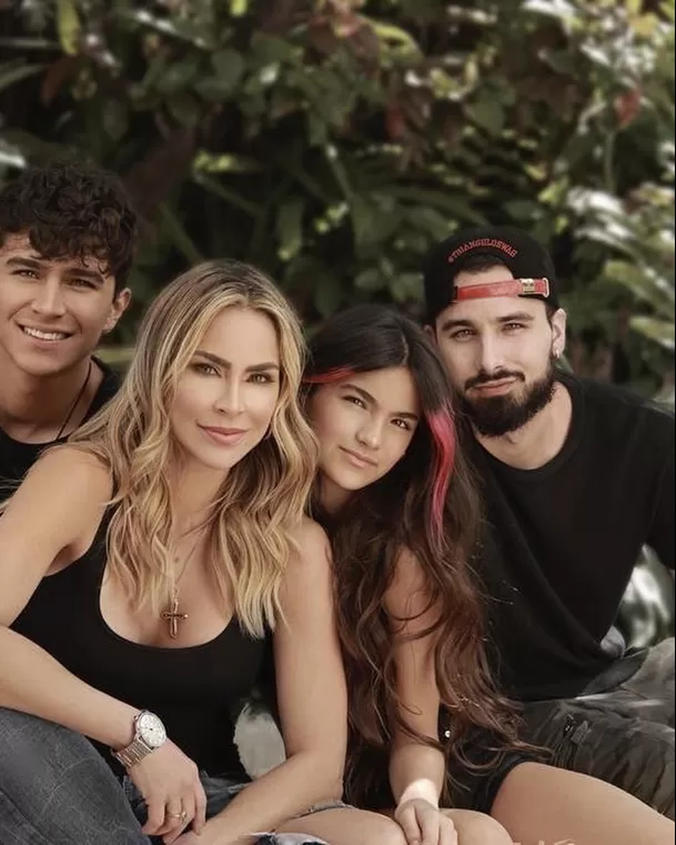 Aylín Mujica con sus tres hijos Alejandro Gaviria, Violeta Valenzuela y Mauro Menéndez / IG: @aylinmujic Aylín Mujica con sus tres hijos Alejandro Gaviria, Violeta Valenzuela y Mauro Menéndez / IG: @aylinmujic