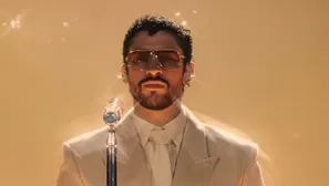 Al subir al escenario, Bad Bunny interrumpió el guion tradicional. “Antes de dar gracias a Dios, quiero decir: ICE fuera”. Foto: Instagram/ Video: Daily Mail. 