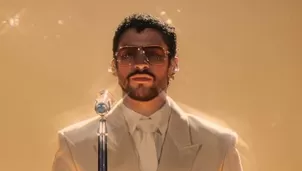 Al subir al escenario, Bad Bunny interrumpió el guion tradicional. “Antes de dar gracias a Dios, quiero decir: ICE fuera”. Foto: Instagram/ Video: Daily Mail. 