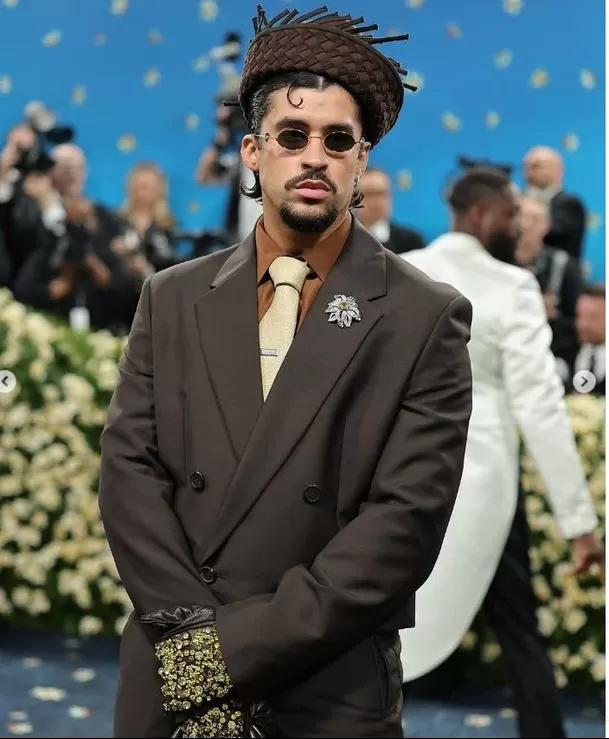 Al subir al escenario, Bad Bunny interrumpió el guion tradicional. “Antes de dar gracias a Dios, quiero decir: ICE fuera”. Foto: Instagram/