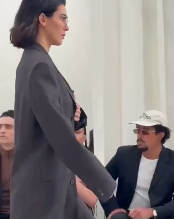 ¿Bad Bunny ignoró a Kendall Jenner durante pasarela del New York Fashion Week 2025? / Captura ¿Bad Bunny ignoró a Kendall Jenner durante pasarela del New York Fashion Week 2025? / Captura