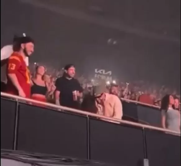 Bad Bunny al rescate de kendall Jenner que se cayó pasadita de copas en concierto de Drake / Foto: Video: El Gordo y la Flaca