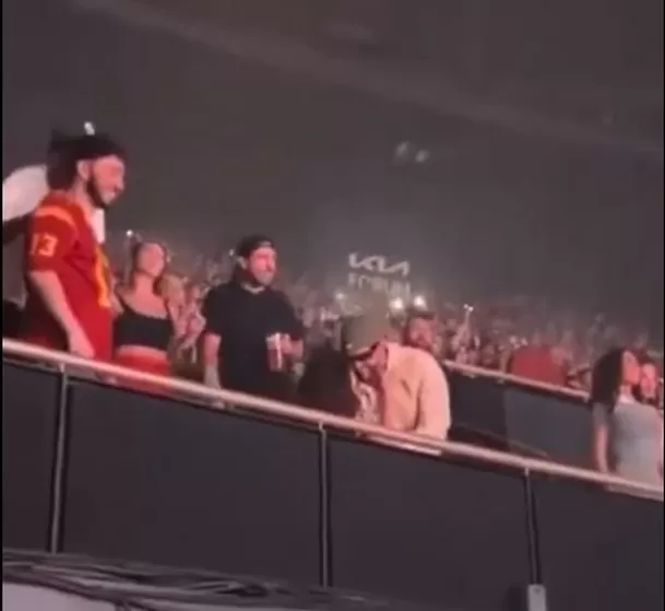 Bad Bunny al rescate de kendall Jenner que se cayó pasadita de copas en concierto de Drake / Foto: Video: El Gordo y la Flaca