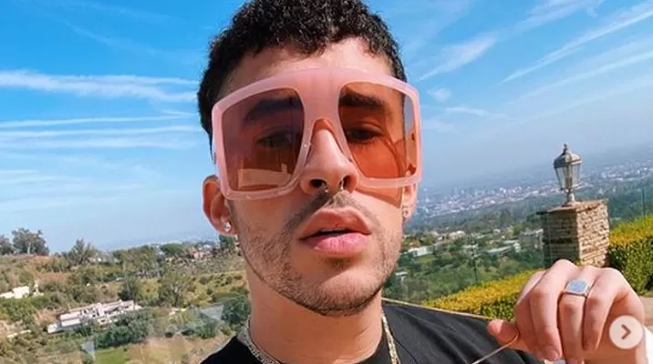 El cantante Bad Bunny fue visto dándole un beso a su pareja durante un evento deportivo