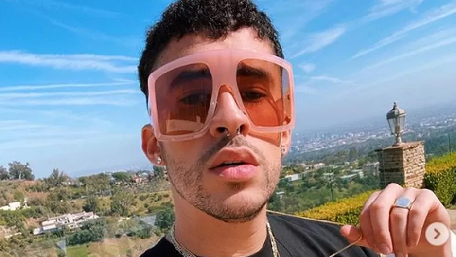 El cantante Bad Bunny fue visto dándole un beso a su pareja durante un evento deportivo