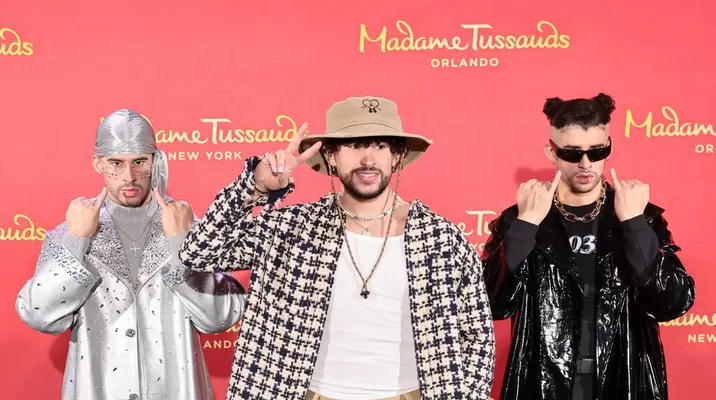 Bad Bunny se luce con sus dos estatuas de cera en el Museo Madame Tussauds