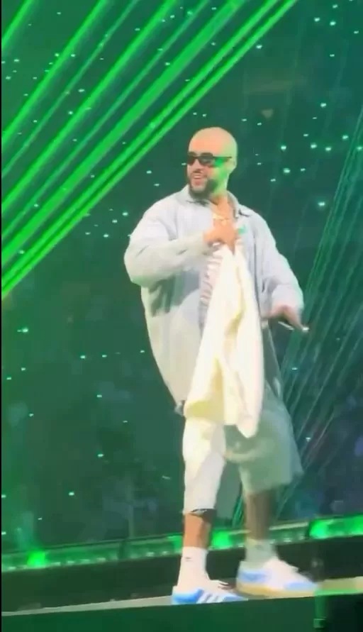 Tras el anecdótico hecho Bad Bunny continuó su presentación/Foto: Istagram