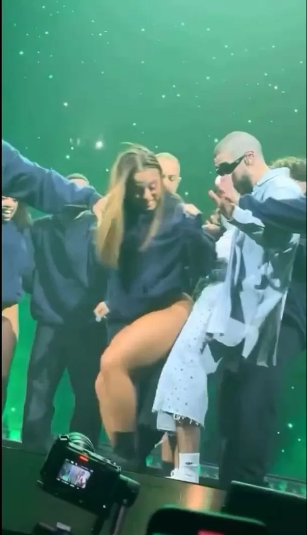 Bad Bunny y su bailarina en el momento que se quedaron pegados durante la canción 'Perro negro'/Foto: Instagram