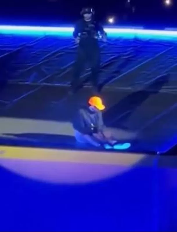 Bad Bunny sufrió fuerte caída durante su primer concierto en México / Instagram