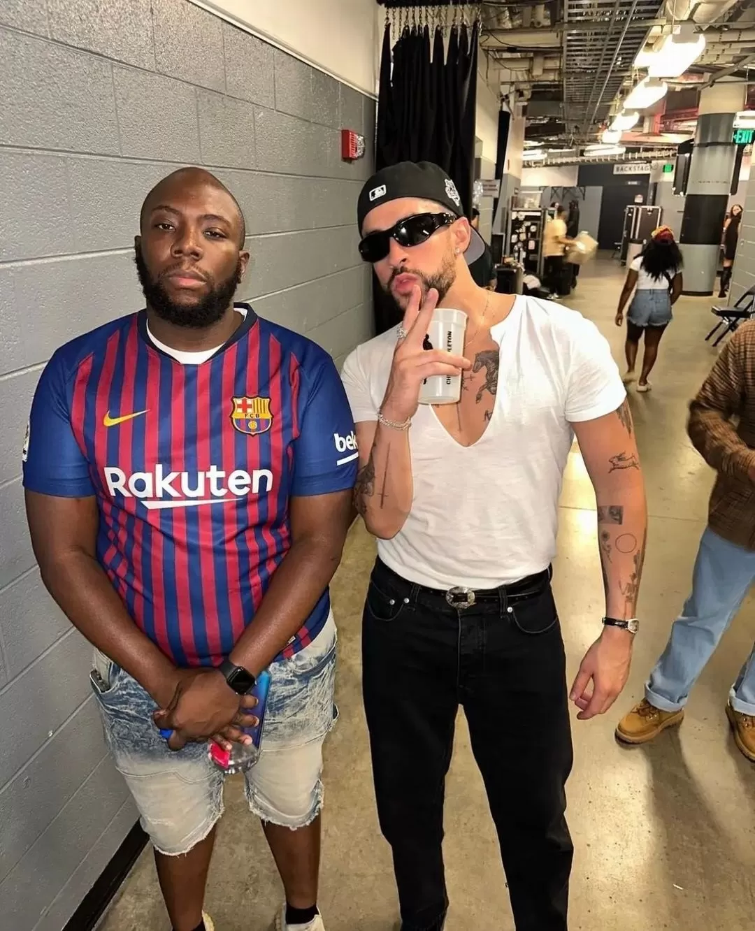 Bad Bunny tomándo una foto con un fanático en el backstage de 50 cent / Foto: IG Bad Bunny TDR