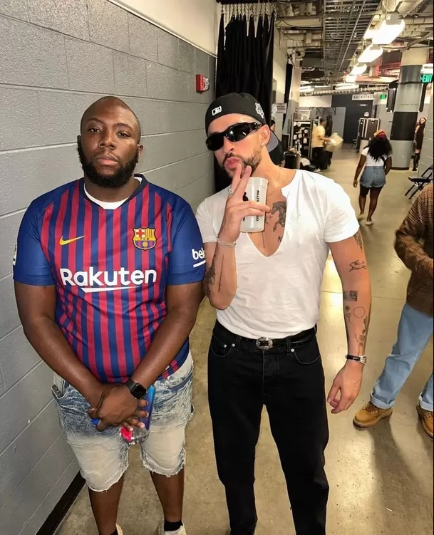 Bad Bunny tomándo una foto con un fanático en el backstage de 50 cent / Foto: IG Bad Bunny TDR