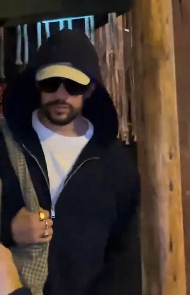 Bad Bunny saliendo del restaurante Maido / Captura 