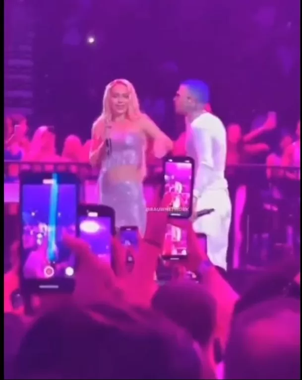 Bad Gyal bastante incómoda solo atinó a retirar a Ruaw Alejandro con el brazo /Foto: TikTok