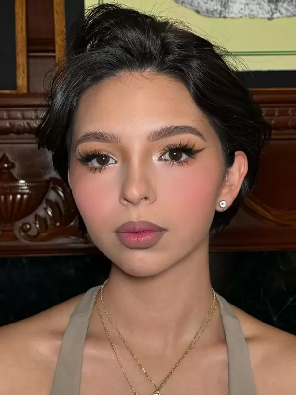 El maquillista Luis Torres presumió el maquillaje que le hizo a Ángela Aguilar. Fuente: Instagram El maquillista Luis Torres presumió el maquillaje que le hizo a Ángela Aguilar. Fuente: Instagram