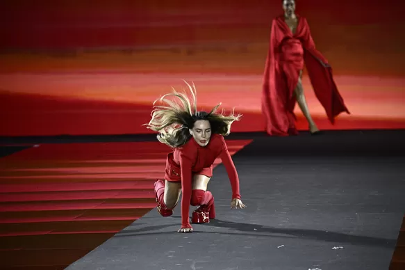 Belinda sufrió fuerte caída durante pasarela en París y fue auxiliada por Anitta. Fuente: AFP