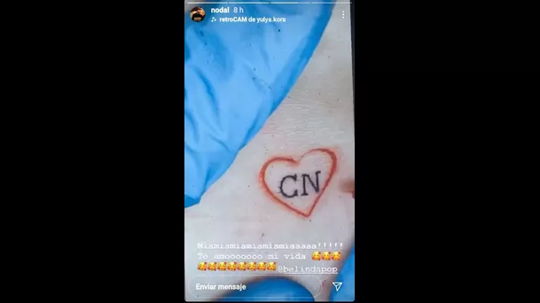 Al iniciar su romance con Nodal, la cantante se tatuó las iniciales de él dentro del corazón que ya tenía en su tobillo..