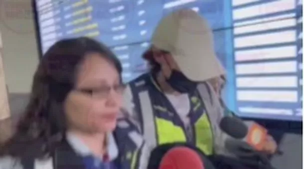 Belinda fue descubierta al huir de la prensa vestida de guardia de seguridad. Fuente: Instagram