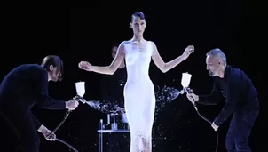 Bella Hadid y el vestido creado con spray en plena pasarela que alborota a todos / IG:  @coperni 