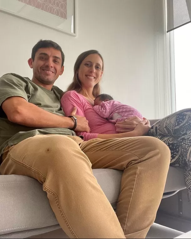 Daniela Camaiora con Ricardo Coda y su segunda bebé Gaia / Instagram