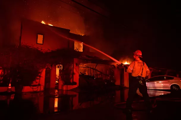 Los bomberos no se dan a bastos para controlar los incendios forestales en Los Ángeles / AFP