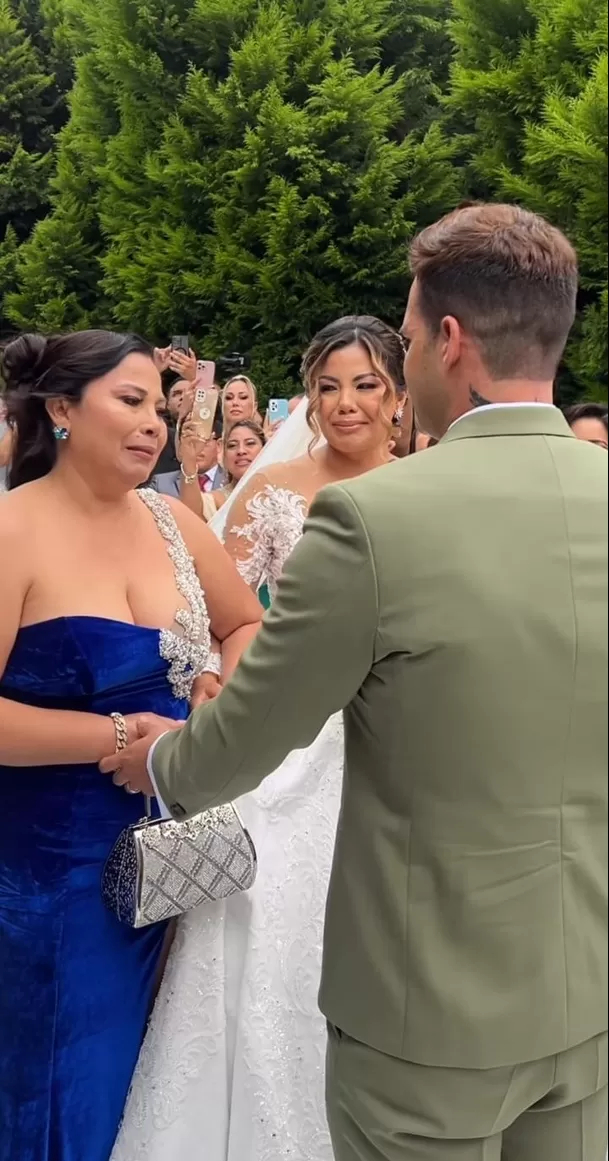 Estrella Torres se quebró al llegar al altar antes de casarse con Kevin Salas. Fuente: Instagram/FiorellaMendez