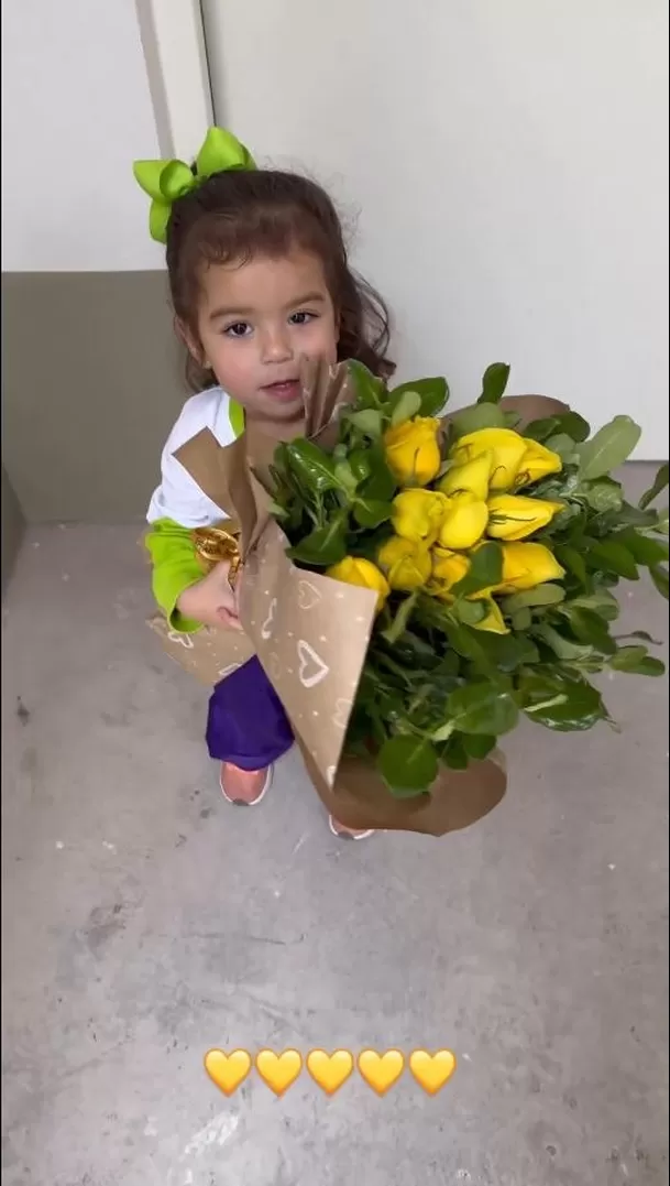 Almudena Da Silva Yturbe sujetando las rosas amarillas que le regaló Beto Da Silva a su esposa Ivana Yturbe / Foto: Instagram