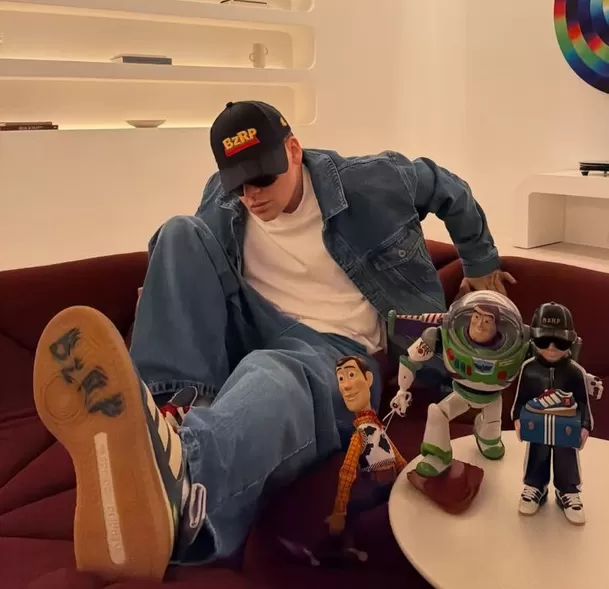 El exitoso productor argentino fue confirmado como parte de Toy Story 5 y prestará su voz a un nuevo personaje que aparecerá en la esperada película de Disney y Pixar. Foto: Instagram @bzrrp