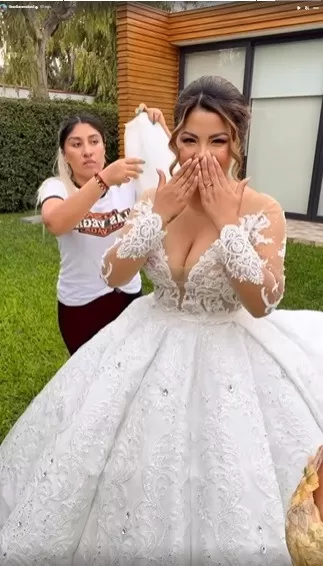 Estrella Torres emocionada al lucir su vestido de novia. Fuente: Instagram/FiorellaMendez