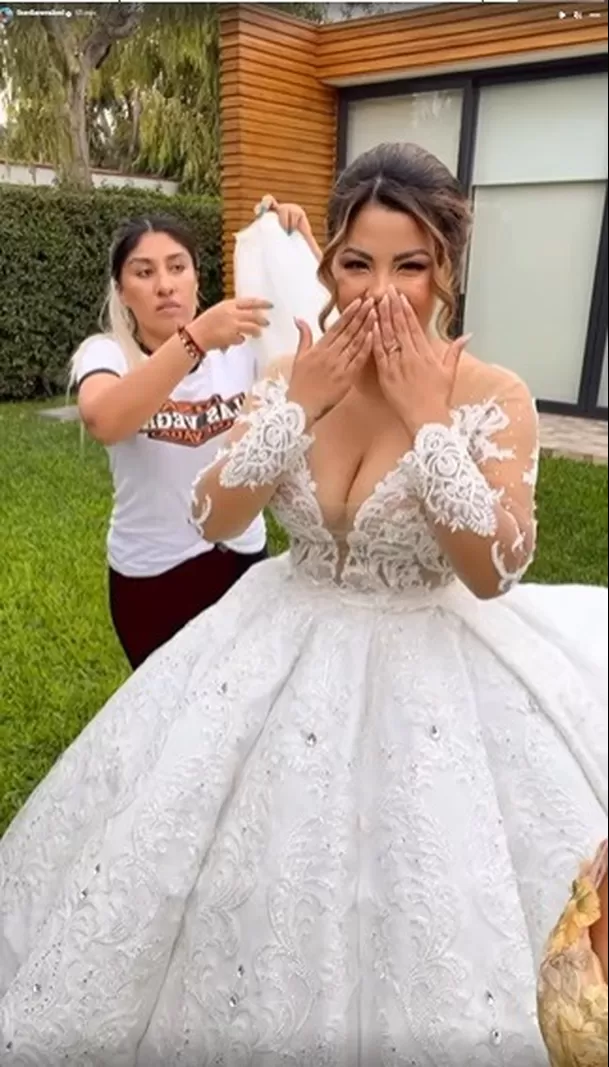 Estrella Torres emocionada al lucir su vestido de novia. Fuente: Instagram/FiorellaMendez