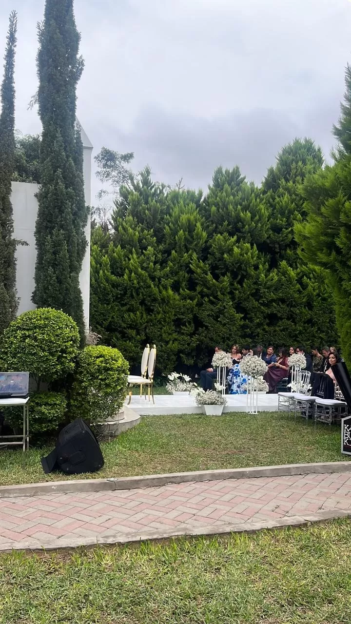 Invitados de la boda esperando la llegada de Estrella Torres y Kevin Salas. Fuente: AméricaWeb