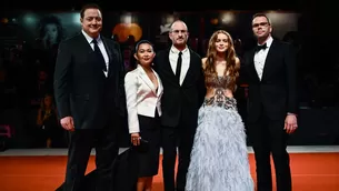 La premiere de "The Whale": El director del festival Alberto Barbera, el director de la película Darren Aronofsky, el guinista Samuel D. Hunter y los actores Brendan Fraser, Sadie Sink, y Hong Chau (Foto: AFP)