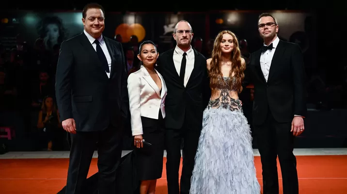 La premiere de "The Whale": El director del festival Alberto Barbera, el director de la película Darren Aronofsky, el guinista Samuel D. Hunter y los actores Brendan Fraser, Sadie Sink, y Hong Chau (Foto: AFP) La premiere de "The Whale": El director del festival Alberto Barbera, el director de la película Darren Aronofsky, el guinista Samuel D. Hunter y los actores Brendan Fraser, Sadie Sink, y Hong Chau (Foto: AFP)