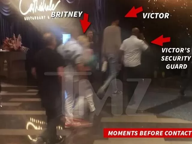 Britney Spears fue golpeada por guardaespaldas cuando intentaba tomarse una foto con el jugador Victor Wembanyama. Foto: TMZ