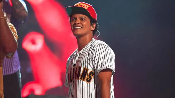 Bruno Mars ya se encuentra en Lima y esta noche ofrecerá un explosivo concierto en el Estadio Nacional Bruno Mars ya se encuentra en Lima y esta noche ofrecerá un explosivo concierto en el Estadio Nacional