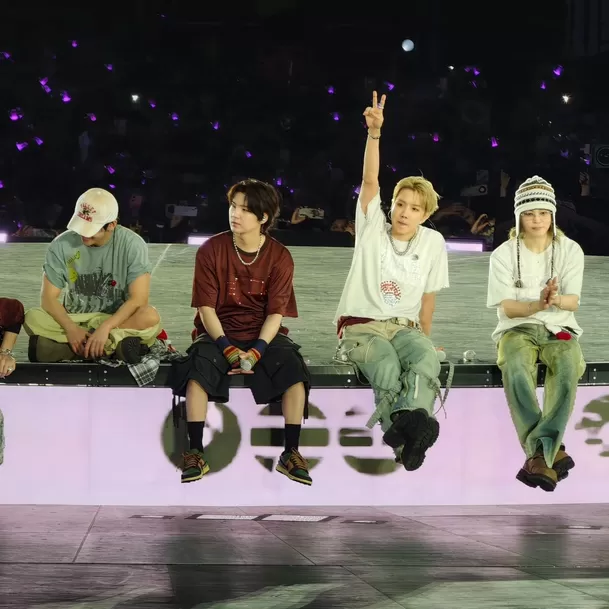V protagonizó un emotivo momento con una fanática durante la última presentación de BTS/ ig:@ pchujoy y bts_peru V protagonizó un emotivo momento con una fanática durante la última presentación de BTS/ ig:@ pchujoy y bts_peru
