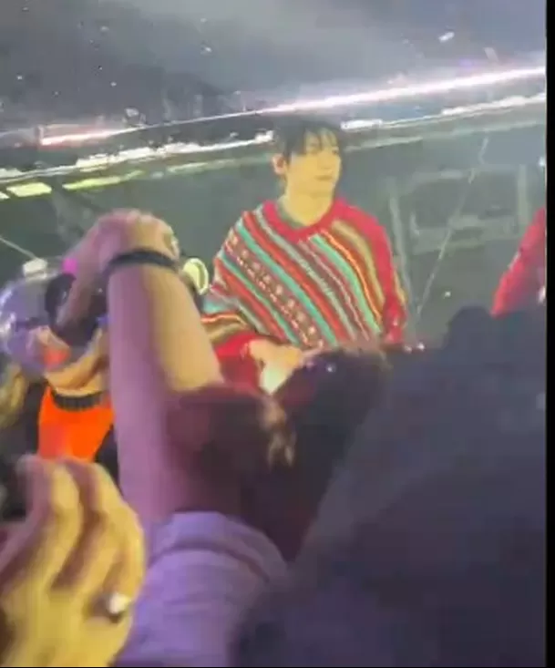 El integrante de BTS sorprendió a sus fanáticas peruanas durante el último concierto en Lima con un gesto que desató gritos y emoción entre el público/ Captura El integrante de BTS sorprendió a sus fanáticas peruanas durante el último concierto en Lima con un gesto que desató gritos y emoción entre el público/ Captura