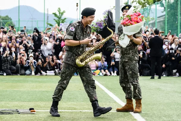 RM y V terminaron su servicio militar / AFP
