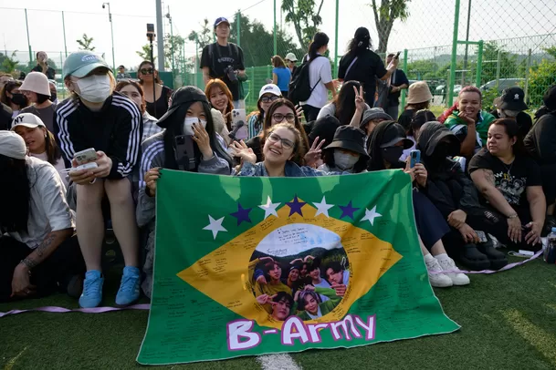 El ARMY se hizo presente para recibir a RM y V luego de concluir su servicio militar / AFP