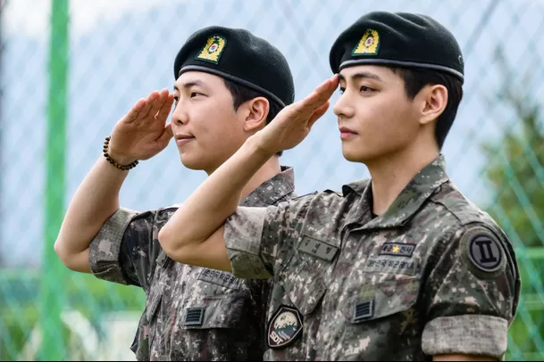 Con la salida de RM y V del servicio militar, BTS espera a Suga y así poder volver a los escenarios / AFP